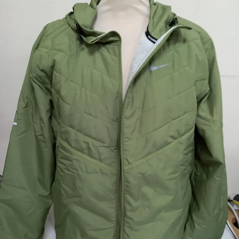 NIKE RUNNING MENS THERMA FIT ZIP UP COAT IN OLIVE GREEN - MEDIUM
