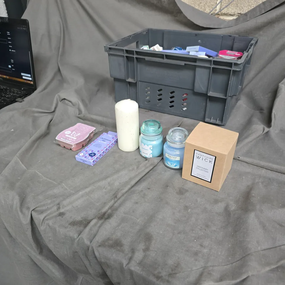 APPROXIMATELY 30 ITEMS OF HAMPSHIRE WICK DISCOVERY COLLECTION CANDLE – ASSORTED CANDLES AND BEAUTY ITEMS .