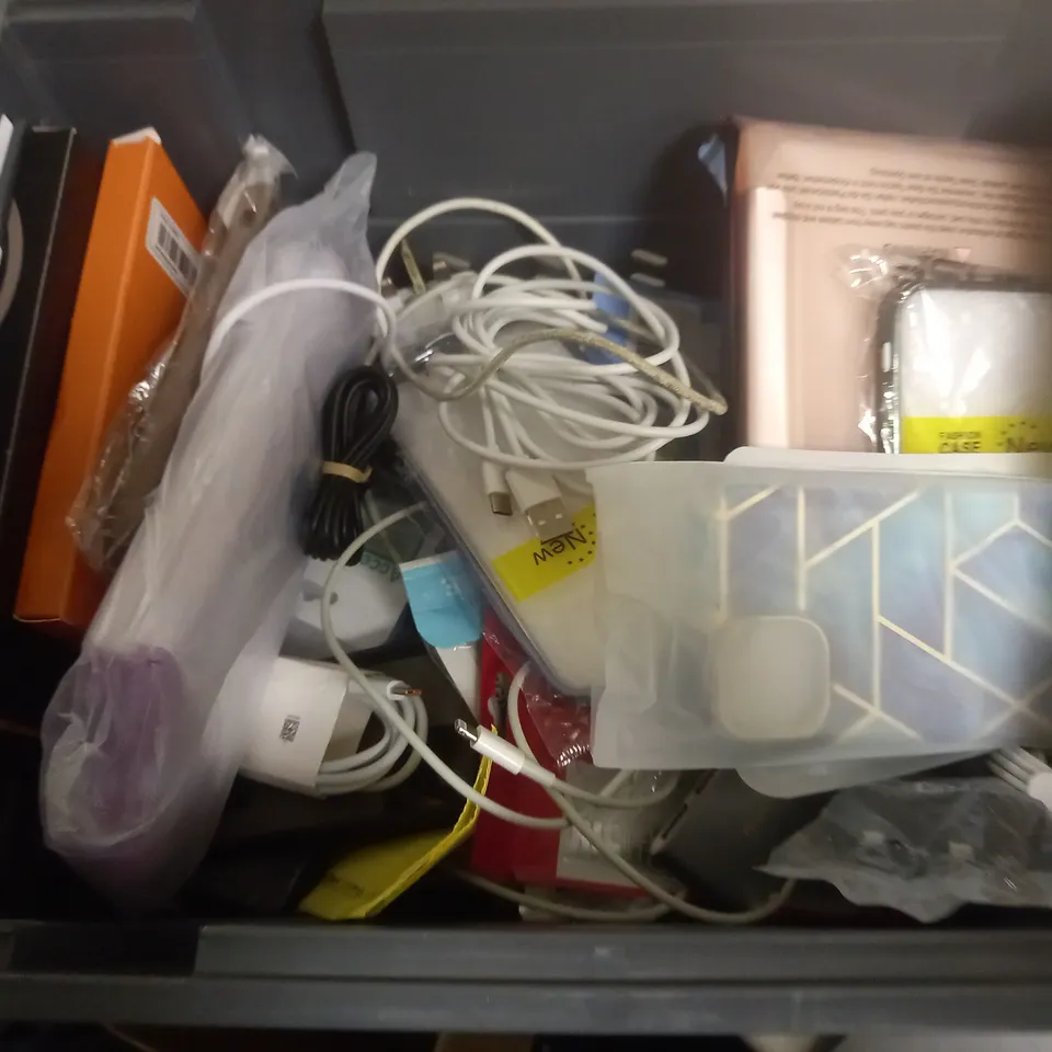 LOT OF ASSORTED MOBILE PHONE ACCESSORIES TO INCLUDE CASES, CABLES, MOUNTS, STANDS AND PROTECTORS