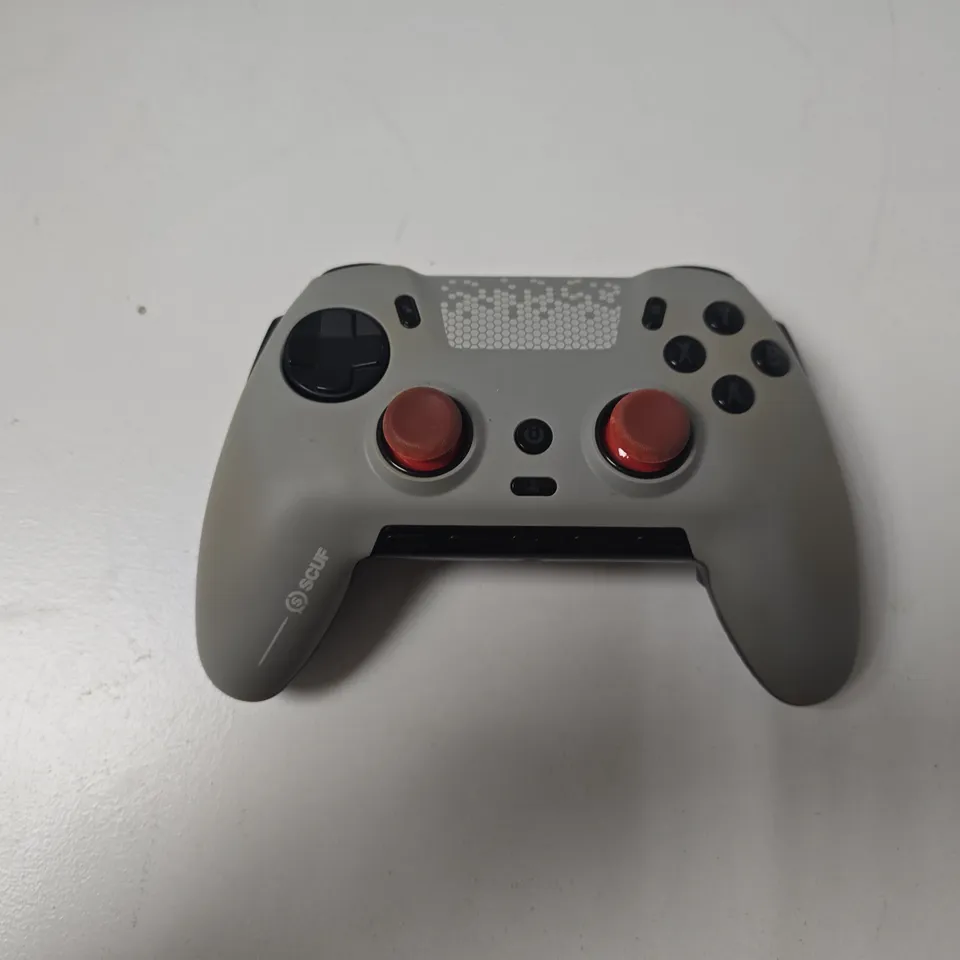 SCUFF GAMING CONTROLLER IN GREY