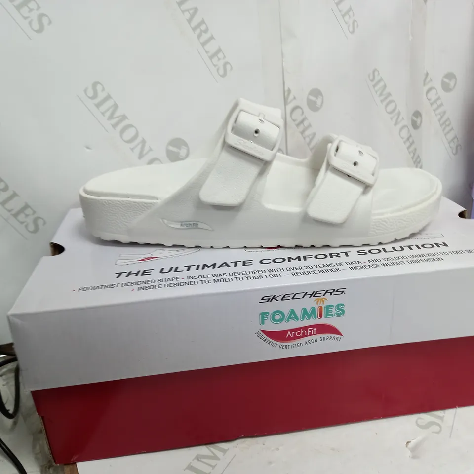 BOXED PAIR OF SKECHERS ARCH FIT FOAMIES SLIDE SANDALS IN WHITE SIZE 6