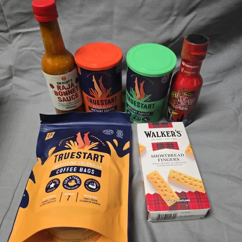APPROXIMATELY 15 ASSORTED FOOD/DRINK PRODUCTS TO INCLUDE RAJA BONNET SAUCE, WALKERS SHORTBREAD, COFFEE BAGS ETC 