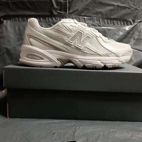 BOXED PAIR OF NEW BALANCE 740 TRAINERS IN WHITE/SILVER SIZE UK 5.5