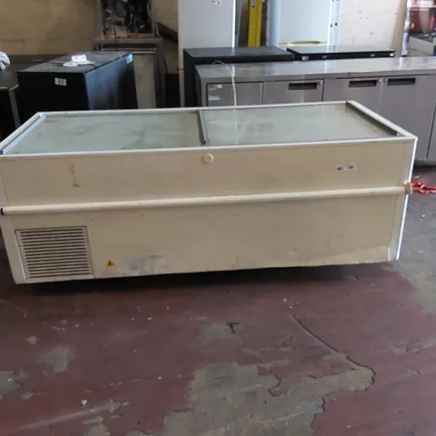 LARGE CARVELL COMMERCIAL FIDGE UNIT