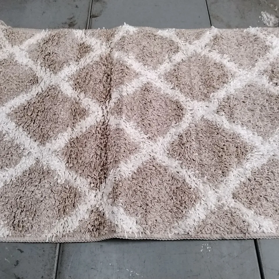 BRAND NEW DEGEORGE BATH MAT - 50CM X 80CM