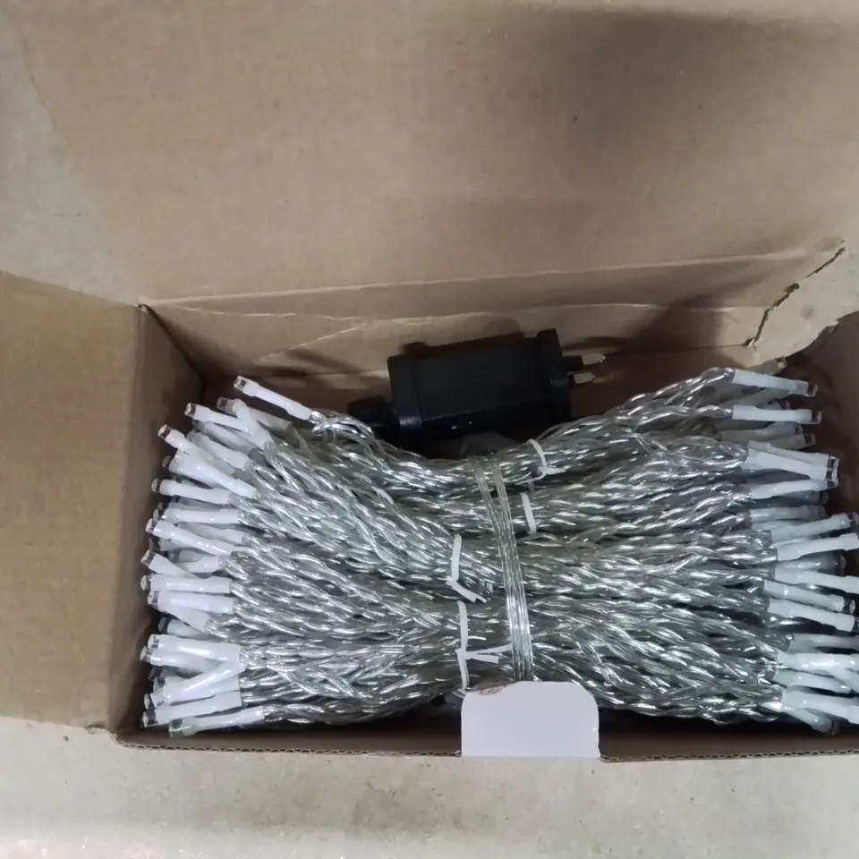 A  BOXED LED CURTAIN LIGHT WITH 306 LEDS AND 8 LIGHTING MODES