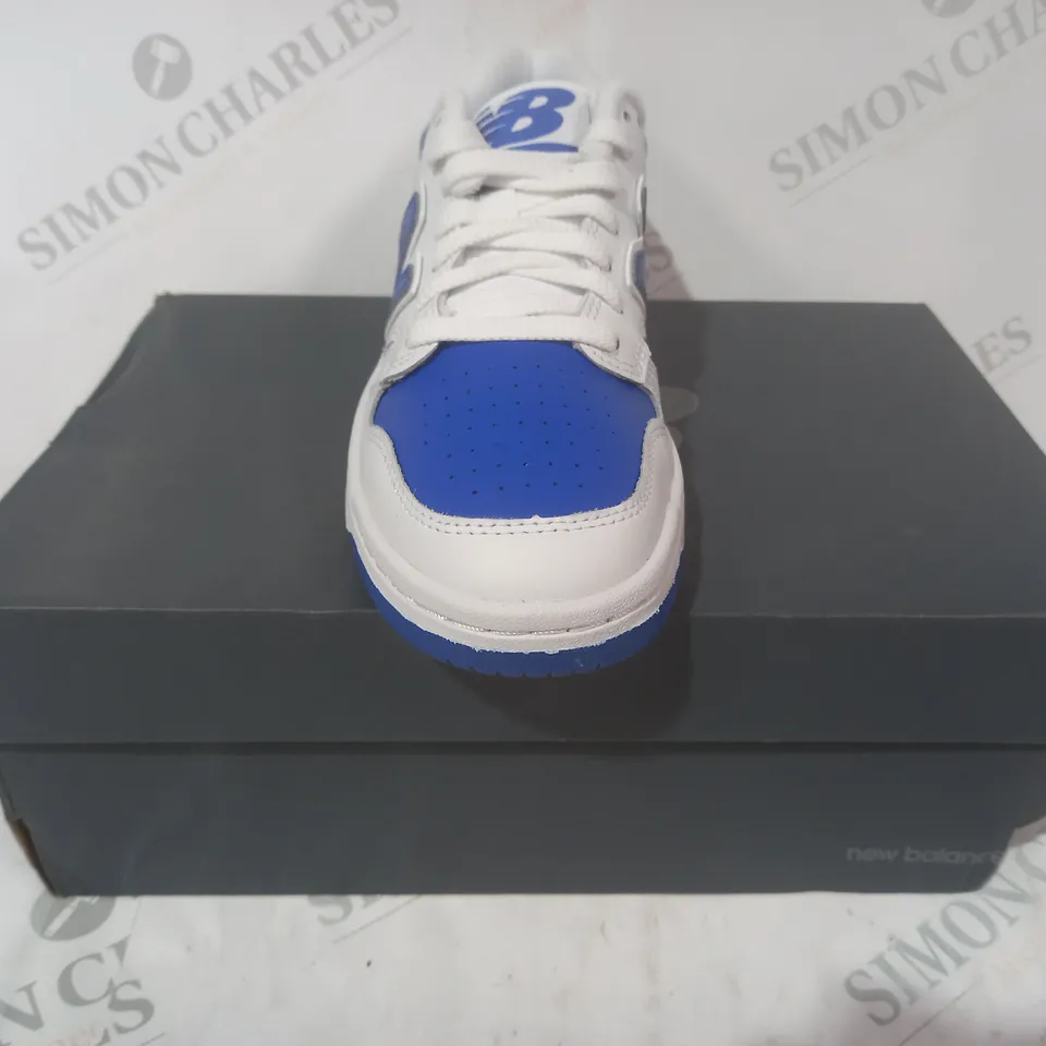 BOXED PAIR OF NEW BALANCE TRAINERS IN WHITE/BLUE UK SIZE 5