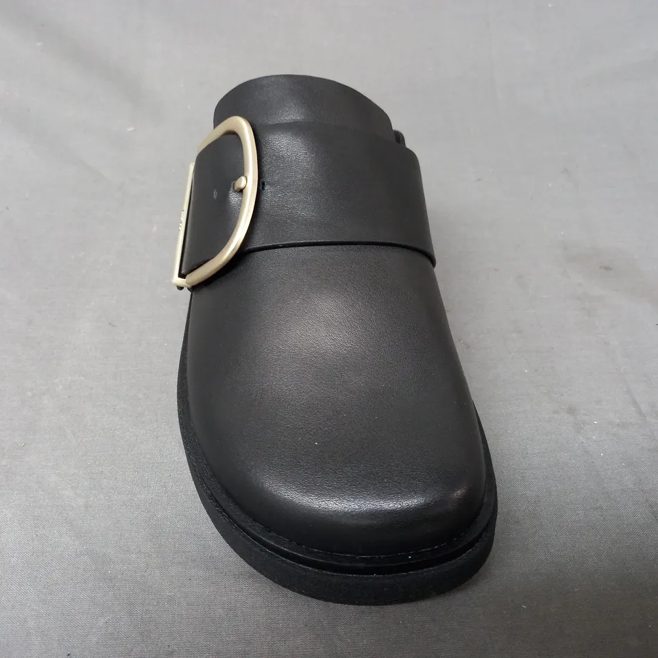 PAIR OF FITFLOP CLOSED TOE BACKLESS SHOES IN BLACK UK SIZE 6