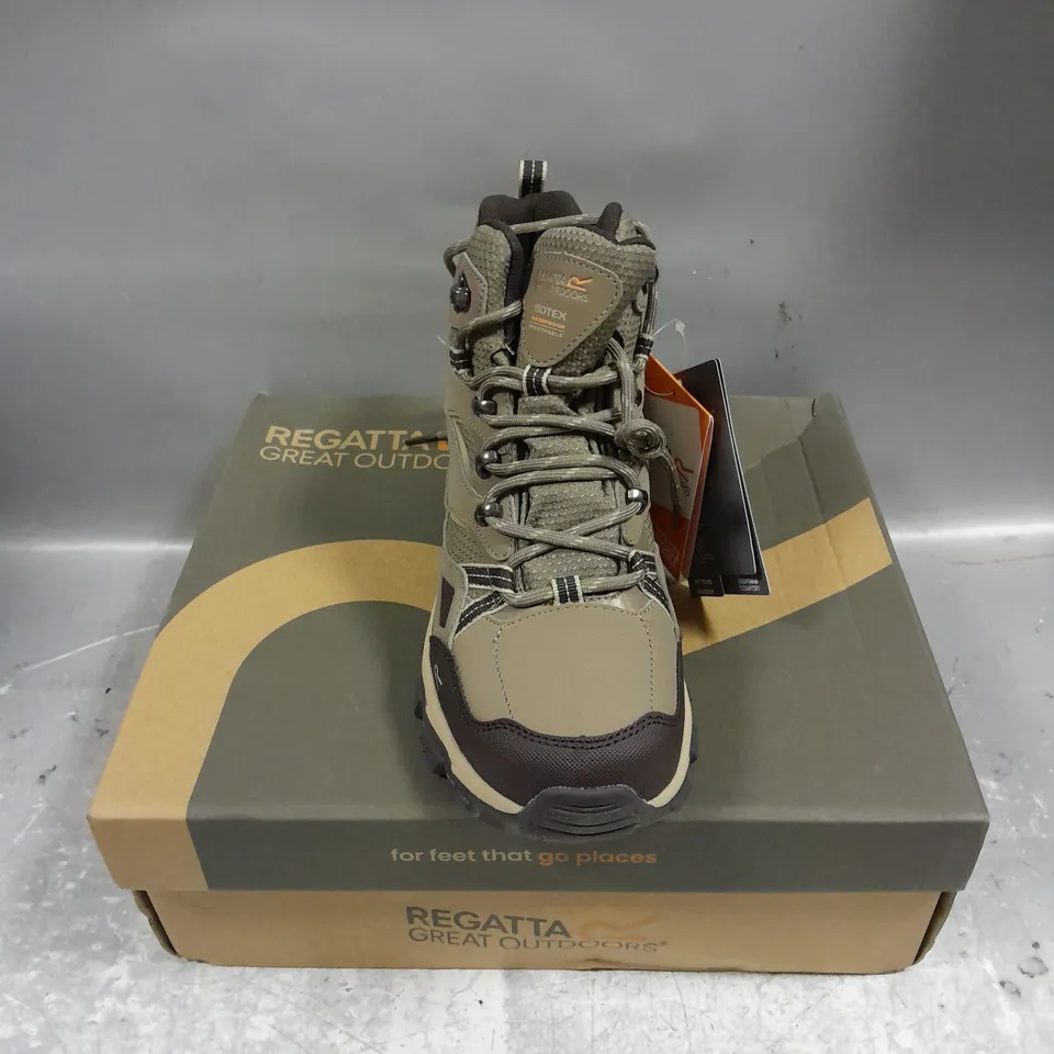 BOXED PAIR OF REGATTA GREAT OUTDOORS HOLCOMBE 3 WATERPROOF BOOTS IN WALNUT/WHITE PEPPER SIZE 6