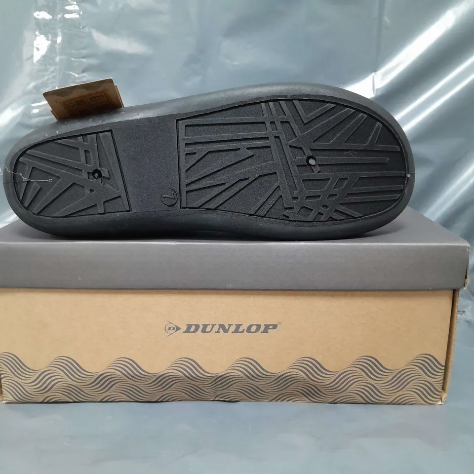 BOXED PAIR OF DUNLOP SLIPPERS IN PURPLE SIZE 7
