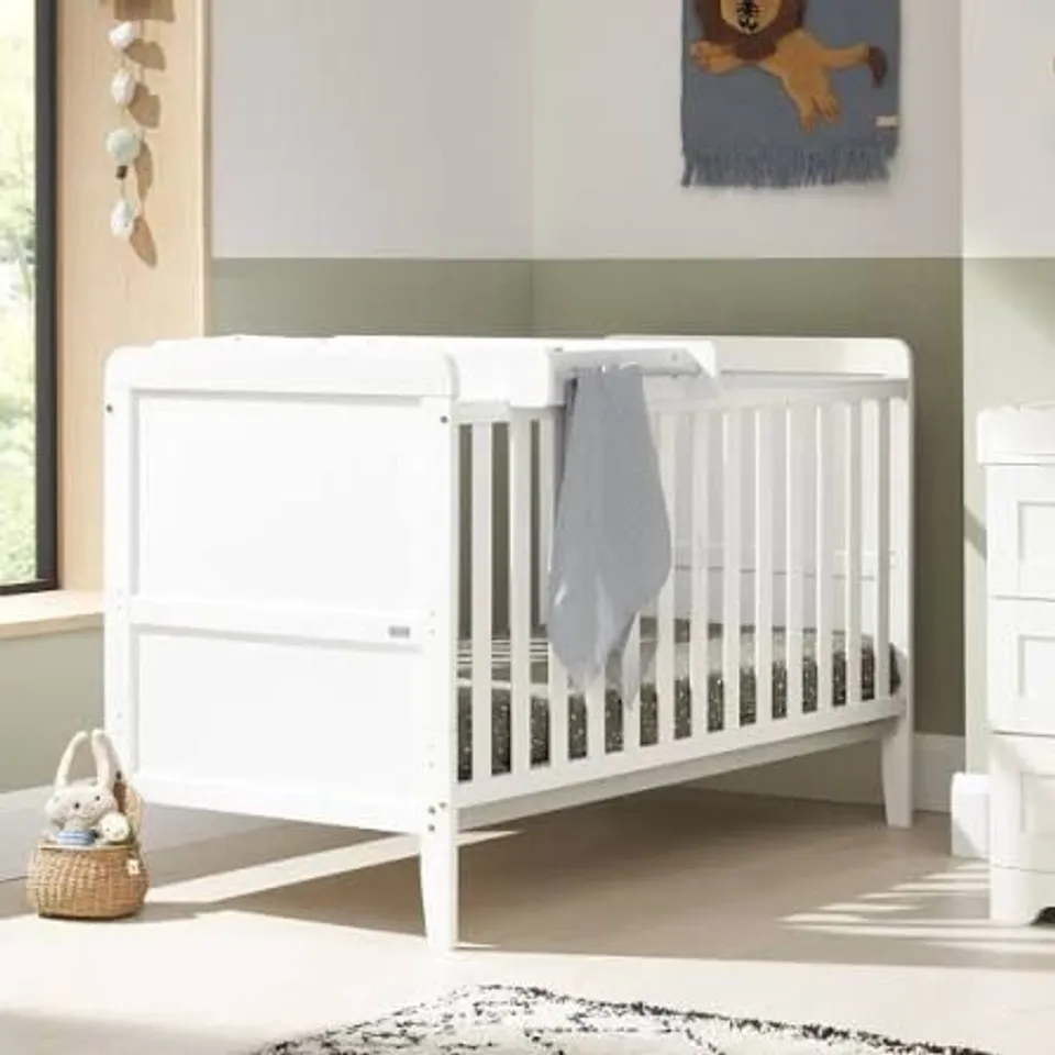 BOXED TUTTI BAMBINI RIO COT BED WITH COT TOP CHANGER - WHITE (1 BOX)