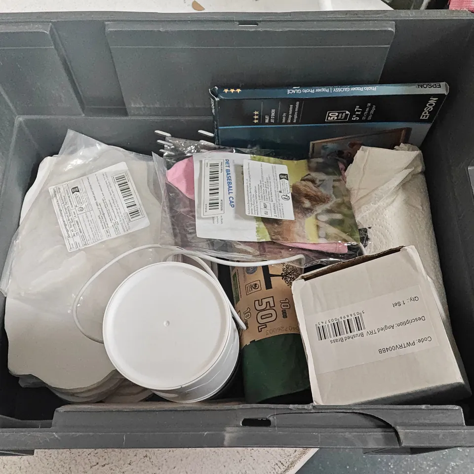 Lot of approximately 15 assorted household items to include tecomec trimmer head, milk throther and epsom photo paper
