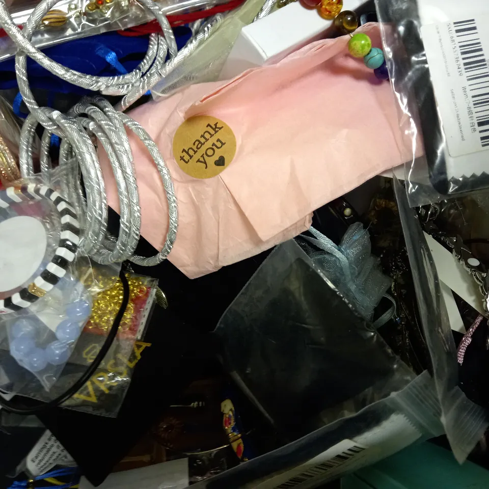 LOT OF APPROXIMATELY 20 JEWELLERY ITEMS, TO INCLUDE EARRINGS, NECKLACES, ETC