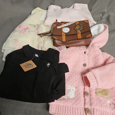 BOX OF APPROXIMATELY 30 ASSORTED KIDS CLOTHING ITEMS TO INCUDE - DRESS, BAG, JACKET, ETC