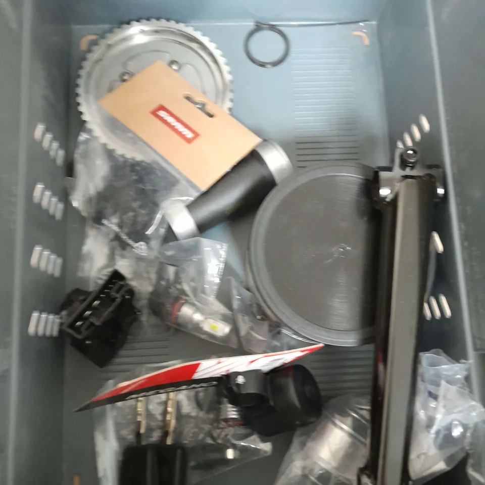 BOX OF ASSORTED CAR AND BIKE ITEMS TO INCLUDE - ISOPON - HORN - DERAILLEUR 