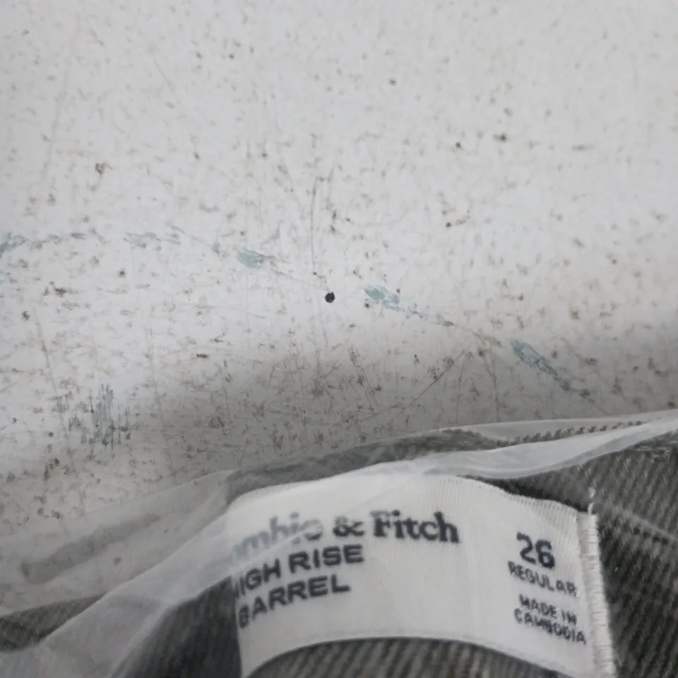 ABERCROMBIE & FITCH HIGH RISE BARREL JEANS – MEN’S, UK 26 (US 26), REGULAR