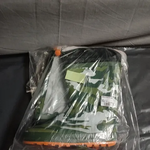 BAGGED PAIR OF MOUNTAIN WAREHOUSE PATTERN WINTER KIDS WELLYS - UK SIZE 1
