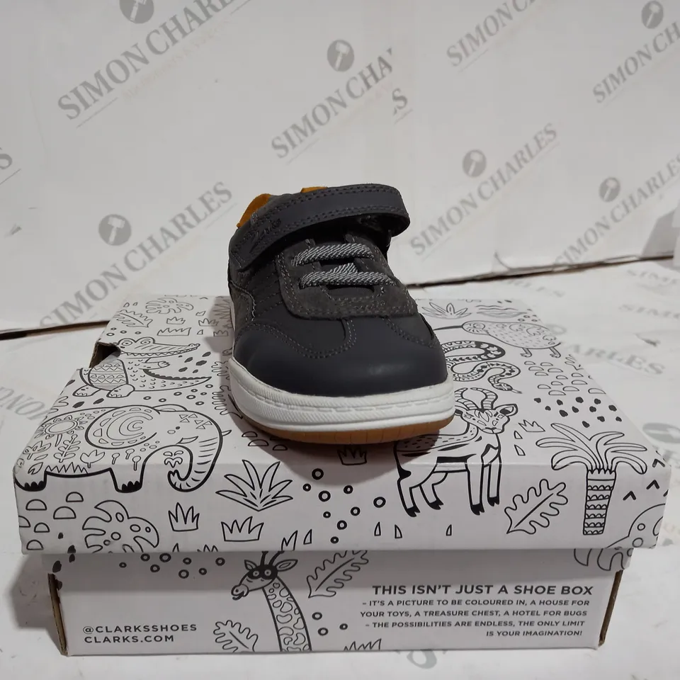 BOXED CLARKS GREY FAWN FAMILY T CHILDRENS SHOES - SIZE UK 6 CHILDS