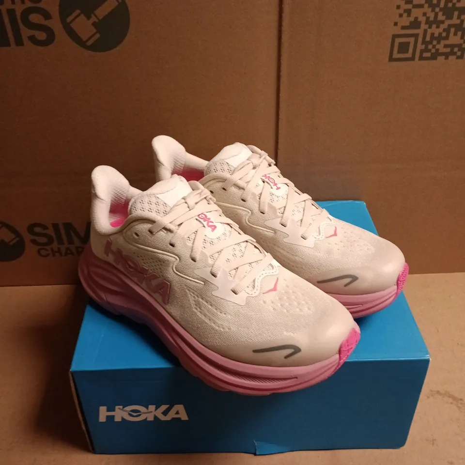 BOXED PAIR OF HOKA CLIFTON 10 RUNNING TRAINERS - 3