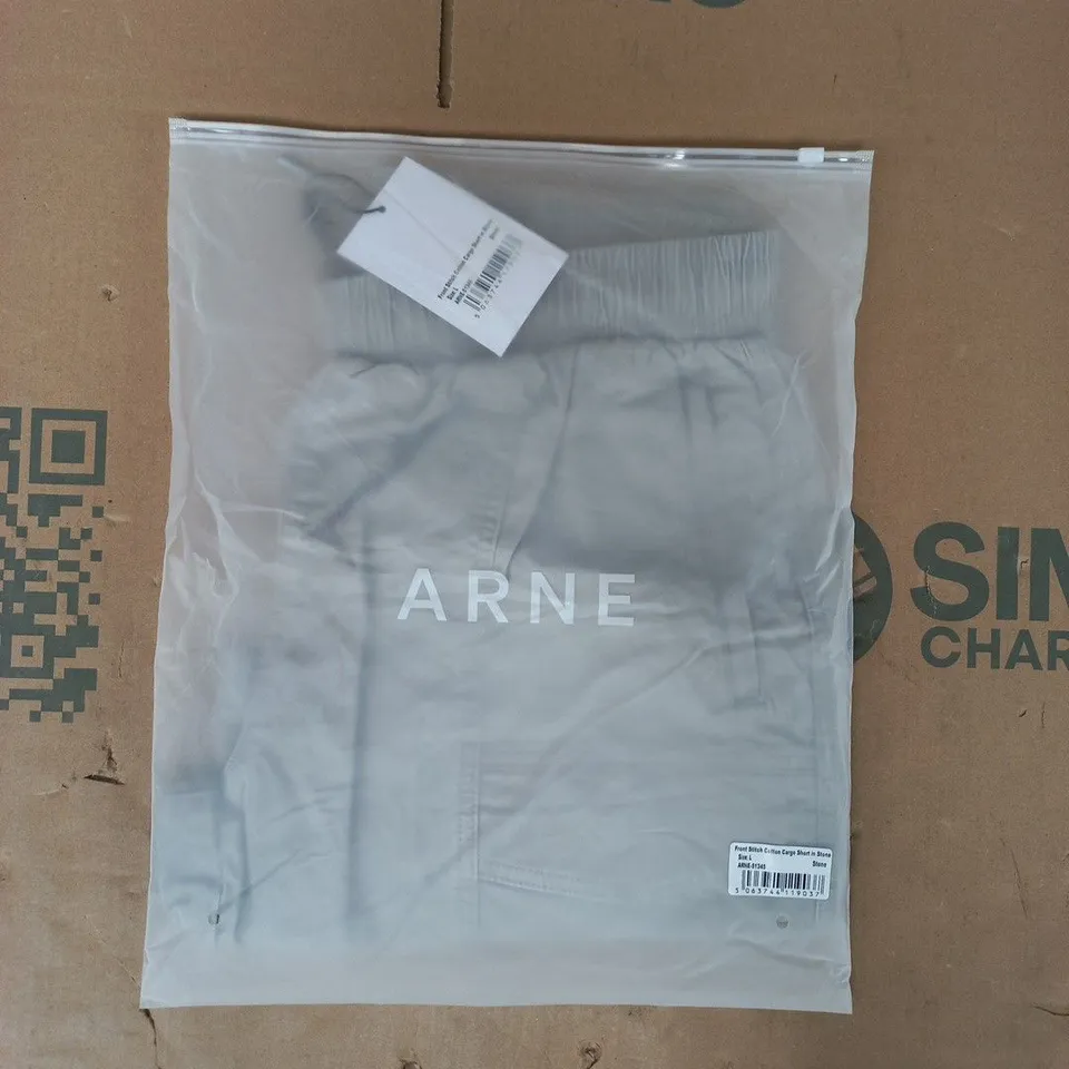 BAGGED ARNE FRONT STITCH COTTON CARGO SHORTS IN STONE SIZE LARGE