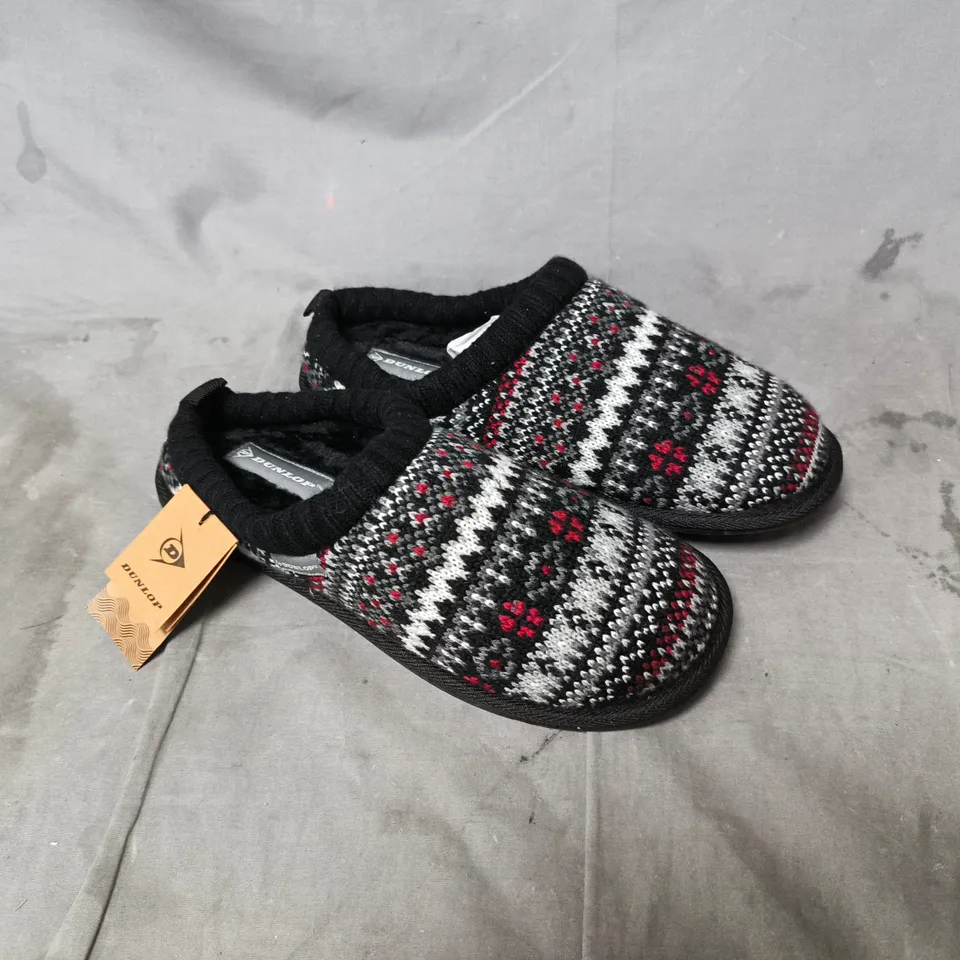 DUNLOP KNIT PATTERN SLIPPERS – BLACK/WHITE/RED UK SIZE 7