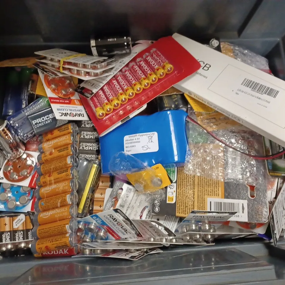 BOX OF APPROX 30 ASSORTED ITEMS TO INCLUDE - AA 12 DURACELL ULTRA - AA DURACELL SET OF 2 - AA 10 PANASONIC  ECT 