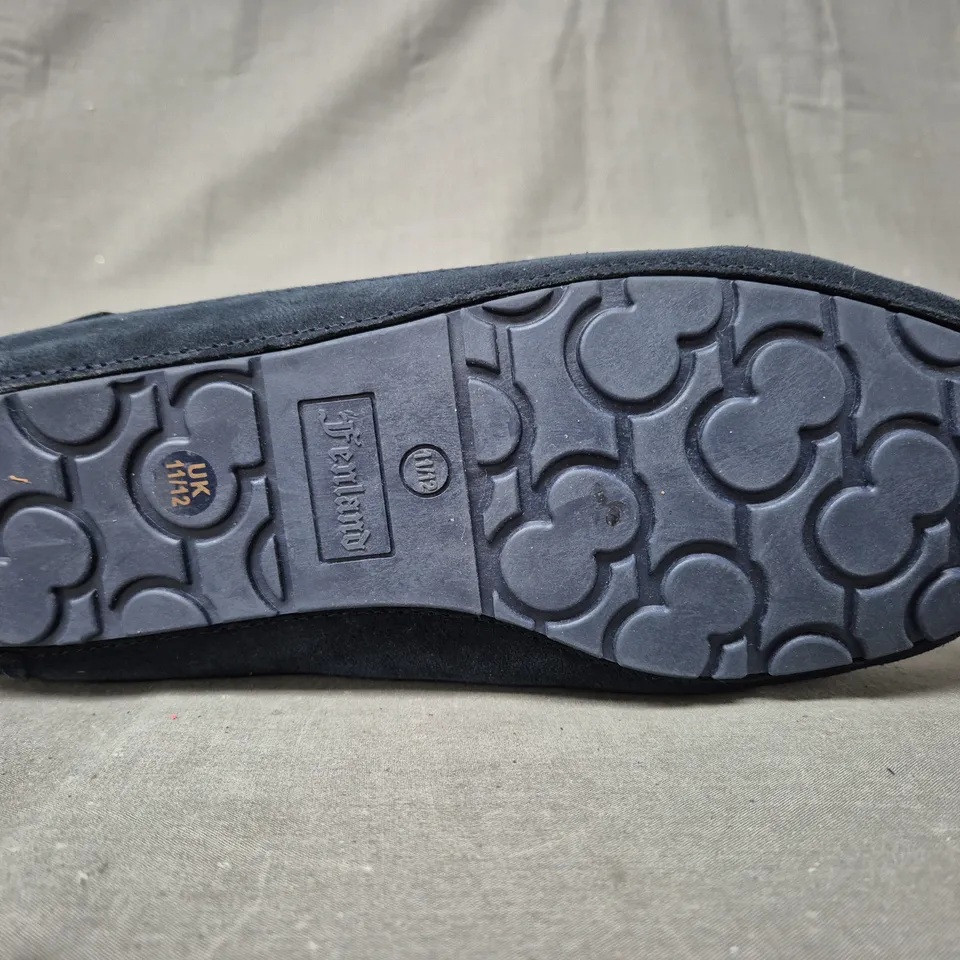 BOXED PAIR OF FENLAND MEN'S MOCCASIN CLASSIC SCUFF SLIPPERS IN NAVY SIZE 11/12