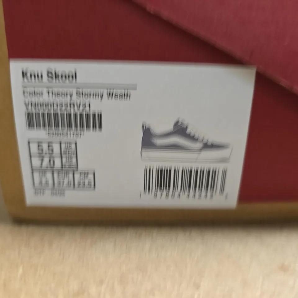 BOXED PAIR OF VANS KNU SKOOL TRAINERS - SIZE 4.5