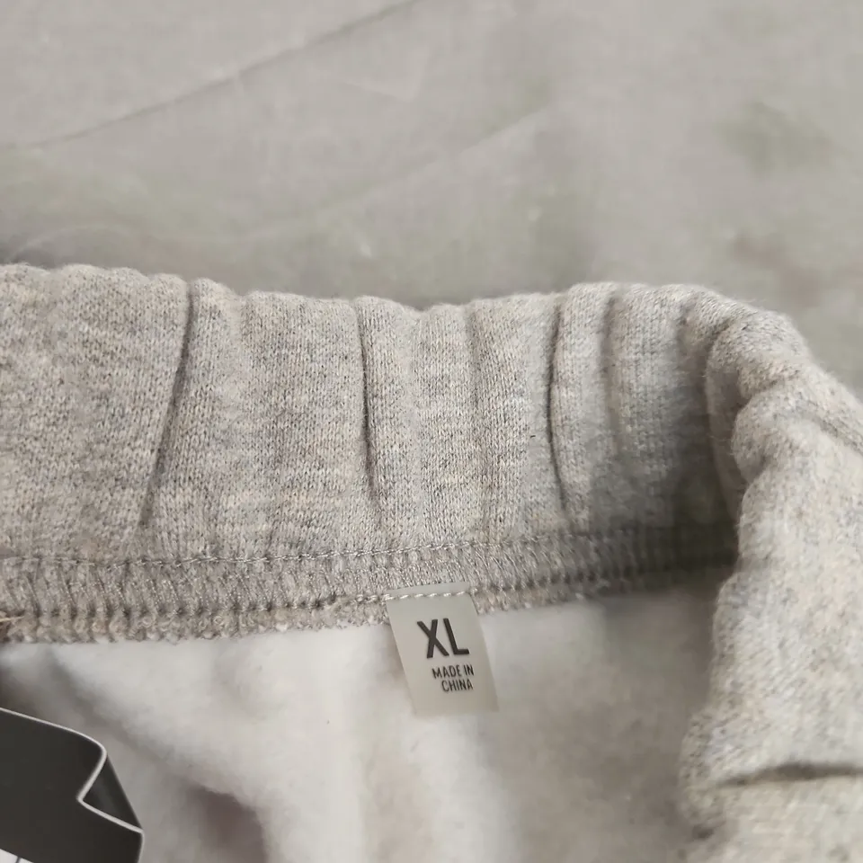 FEAR OF GOD ESSENTIALS GREY SWEAT SHORTS – UK XL (US XL)