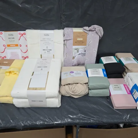 BOX OF APPROXIMATELY 12 ASSORTED BEDDING & SOFT FABRICS ITEMS TO INCLUDE - DUVET SET - FITTED SHEET ETC. 