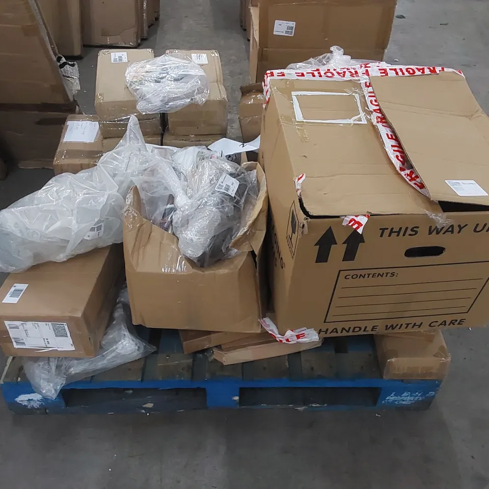 PALLET OF ASSORTED GARDEN DECOR AND LIGHTING ITEMS 