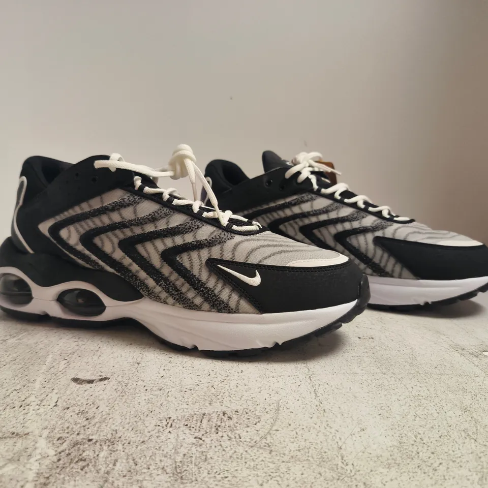 PAIR OF NIKE AIR TRAINERS IN BLACK/WHITE SIZE UK 14