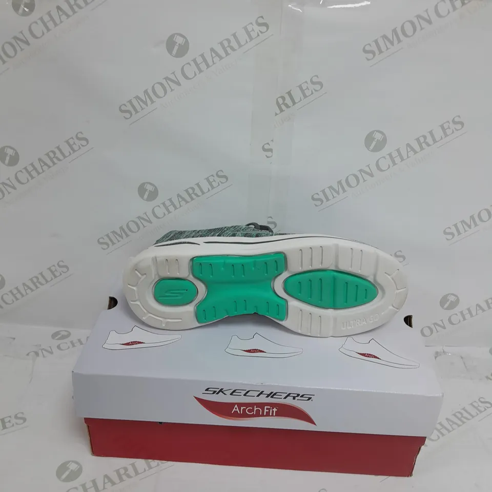 BOXED PAIR OF SKECHERS GO WALK ARCH FIT TRAINER IN CYAN TEXTILE SIZE 6