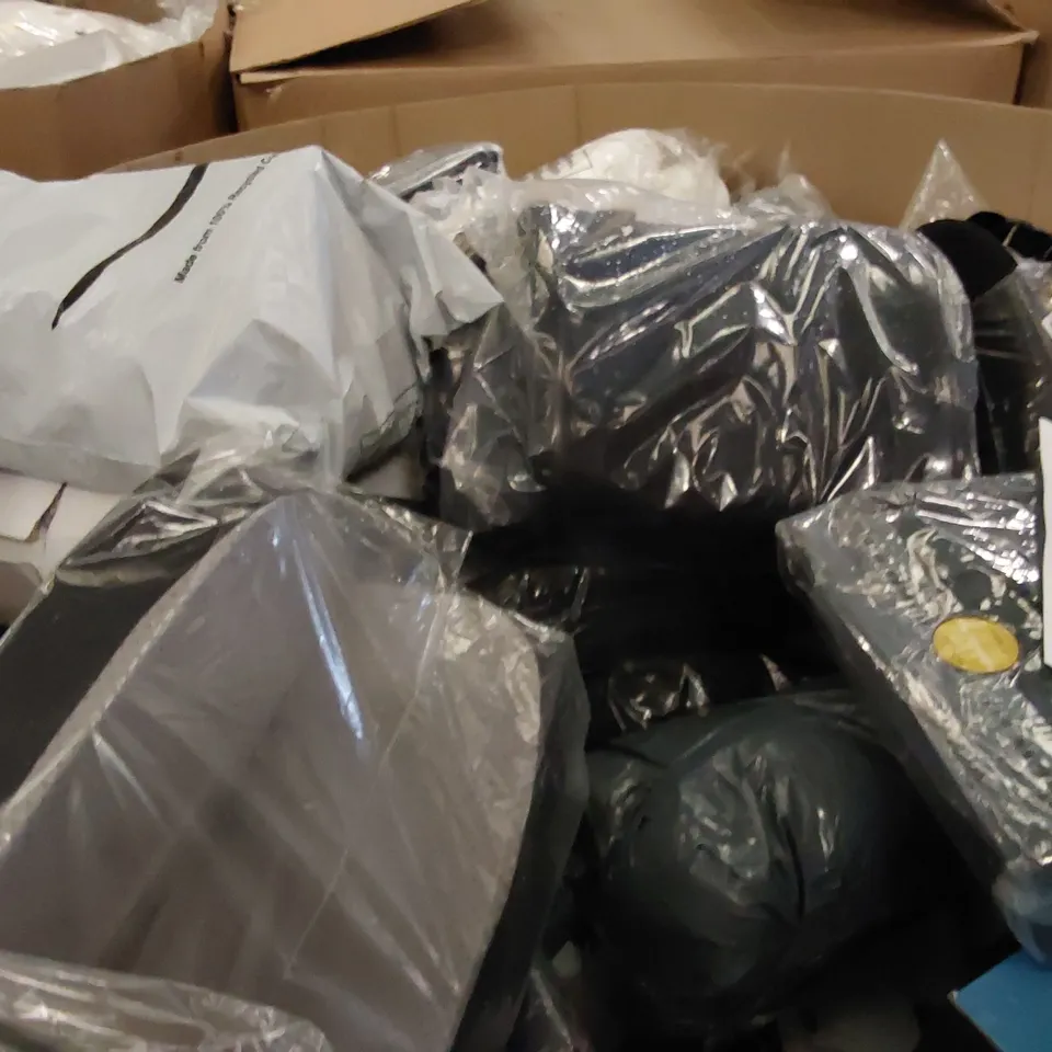 PALLET OF ASSORTED ITEMS INCLUDING: BEDDING, CUSHIONS 