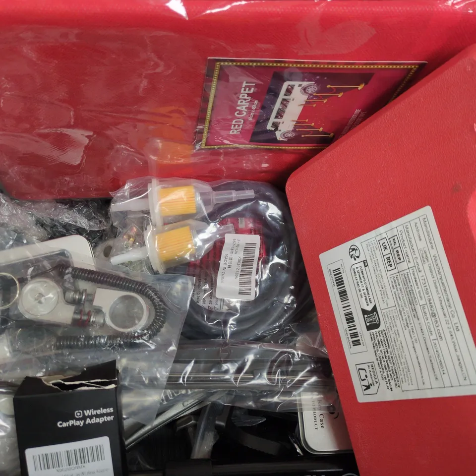 APPROXIMATELY 10 ASSORTED VEHICLE PARTS & ACCESSORIES/TOOLS TO INCLUDE CARPLAY ADAPTOR, VITTORIA LATEX INNER TUBE, CAR KEY CASE, ETC - COLLECTION ONLY