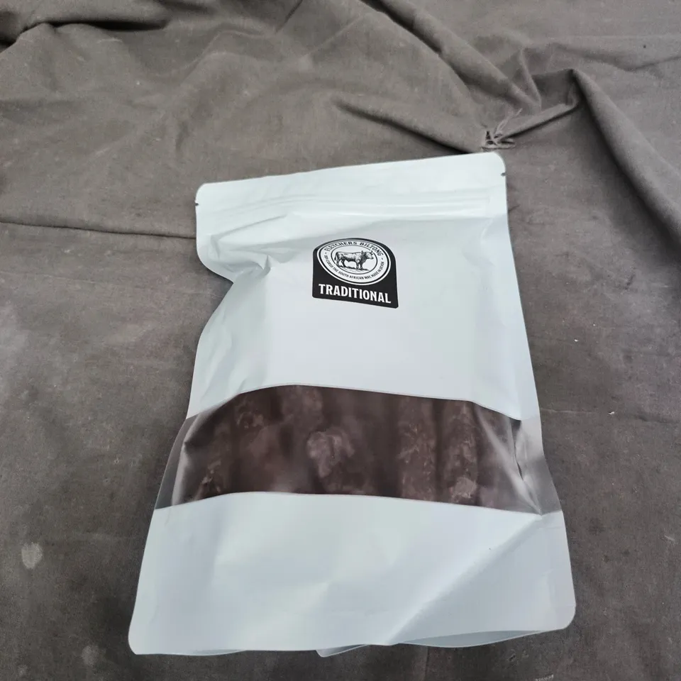 BOX OF APPROXIMATELY 12 ASSORTED FOOD ITEMS INCLUDING FLETCHERS BILTONG , DIKINS COCONUT FLAKES AND LOTTE CHOCO PIE 