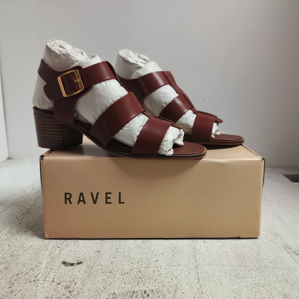 BOXED PAIR OF RAVEL TOGSTON OPEN TOE BLOCK HEEL SANDALS IN TAN LEATHER SIZE UK 7