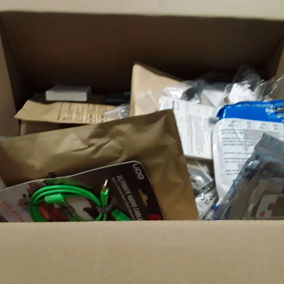 LOT TO CONTAIN APPROXIMATELY 20 ASSORTED ITEMS TO INCLUDE HDMI CABLES REMOTES USB LEADS ECT