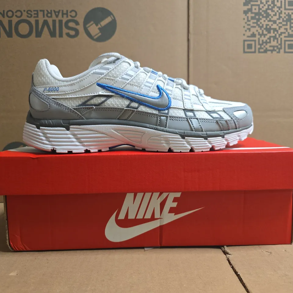 BOXED PAIR OF NIKE P-6000 TRAINERS IN WHITE/SILVER SIZE UK 7
