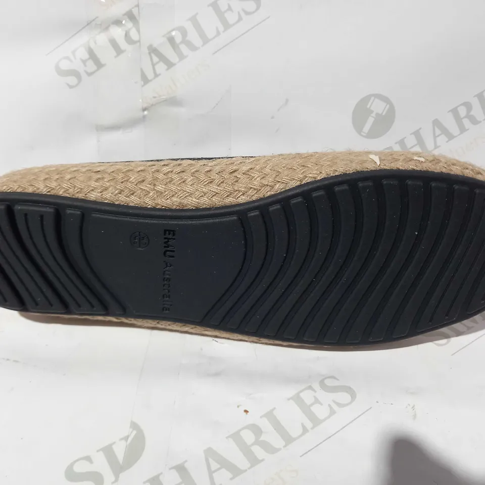 BOXED PAIR OF EMU AUSTRAILIA TRAINERS IN BLACK UK SIZE 5
