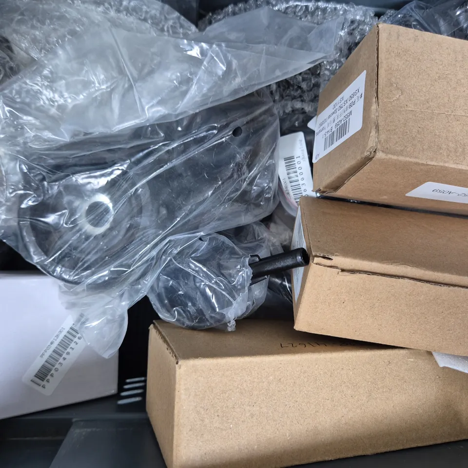 APPROXIMATELY 10 ASSORTED VEHICLE PARTS AND ACCESSORIES TO INCLUDE IZUMI BICYCLE CHAIN, QUICK EFFECT COATING AGENT, ETC - COLLECTION ONLY