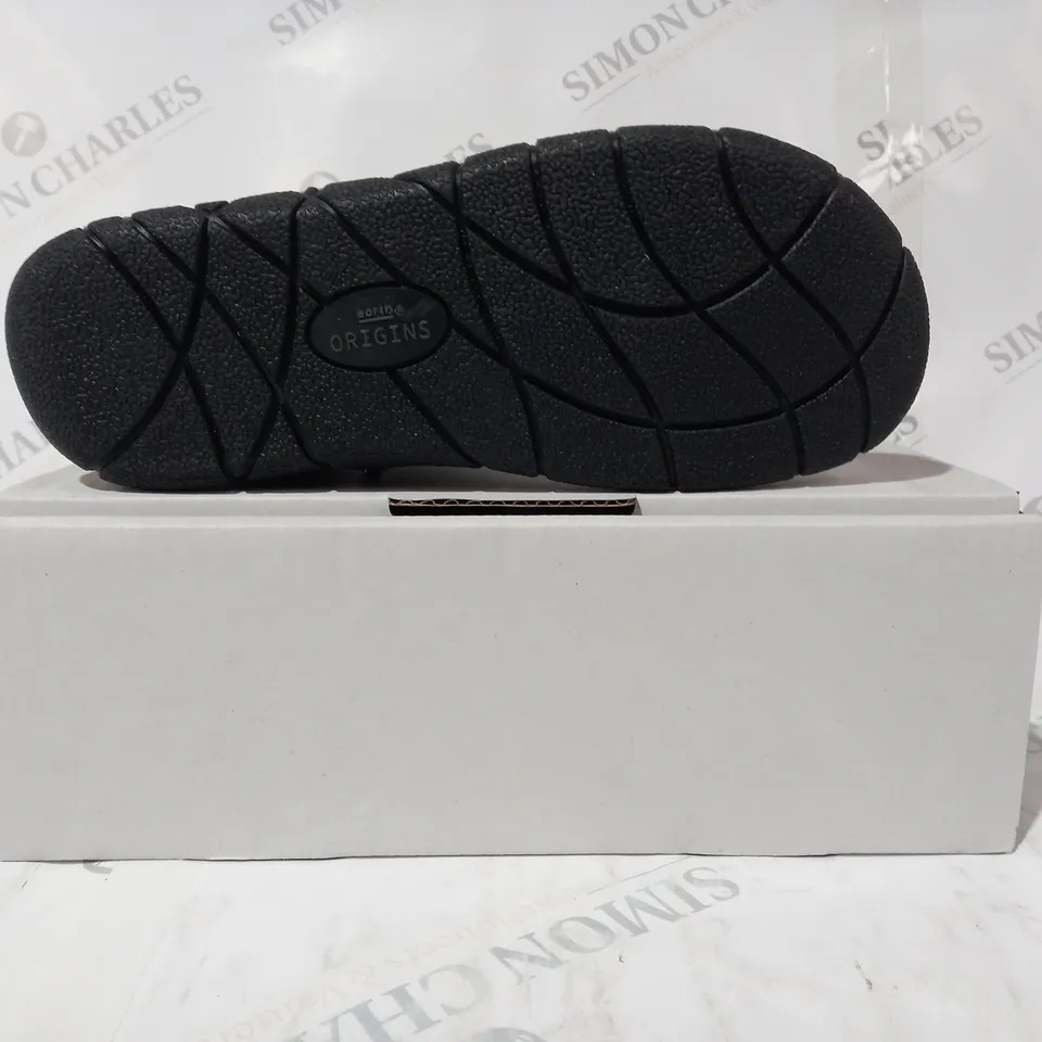 BOXED PAIR OF EARTH ORIGINS EMMALYN BLACK BOOTIES - SIZE 6