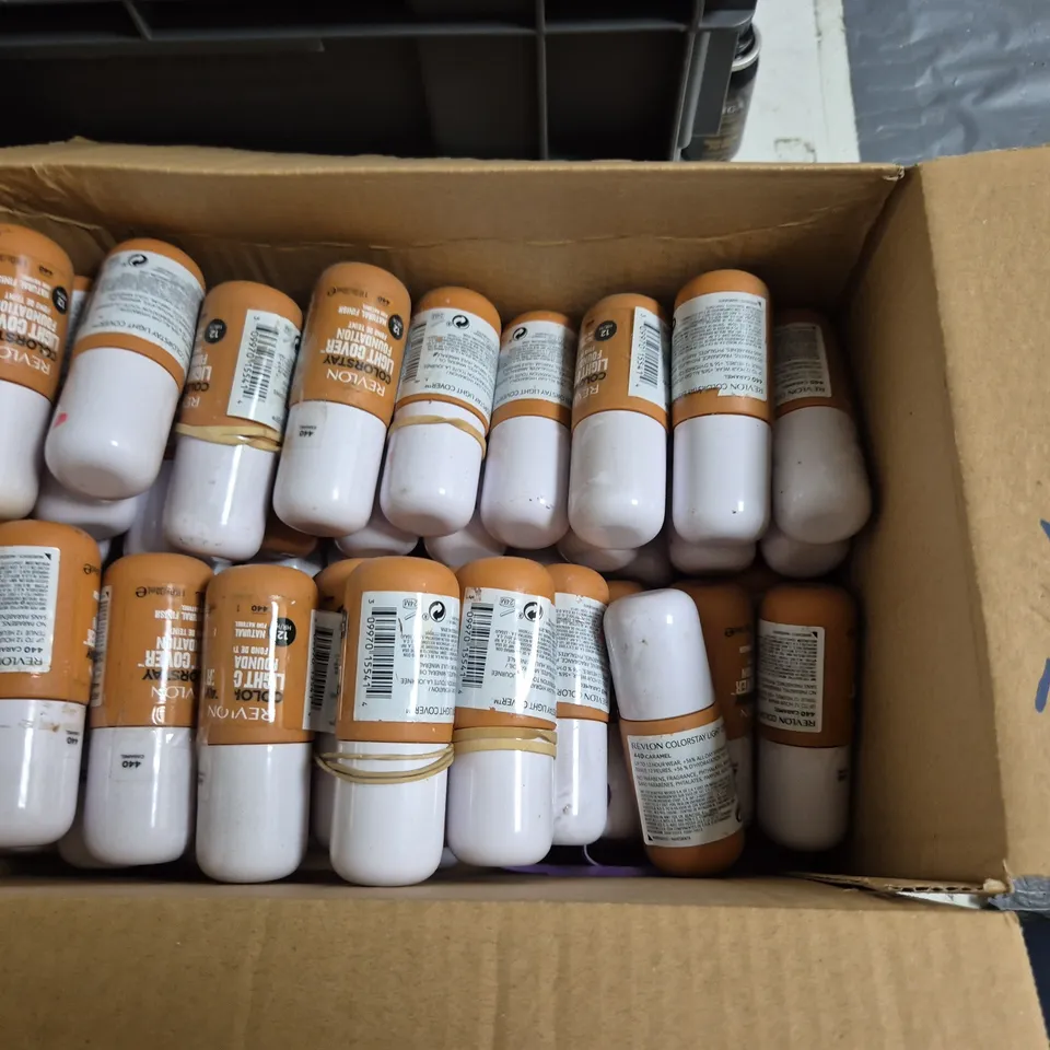 LOT OF APPROXIMATELY 55 REVLON COLOURSTAY LIGHT COVER 30ML FOUNDATIONS - 440 CARAMEL