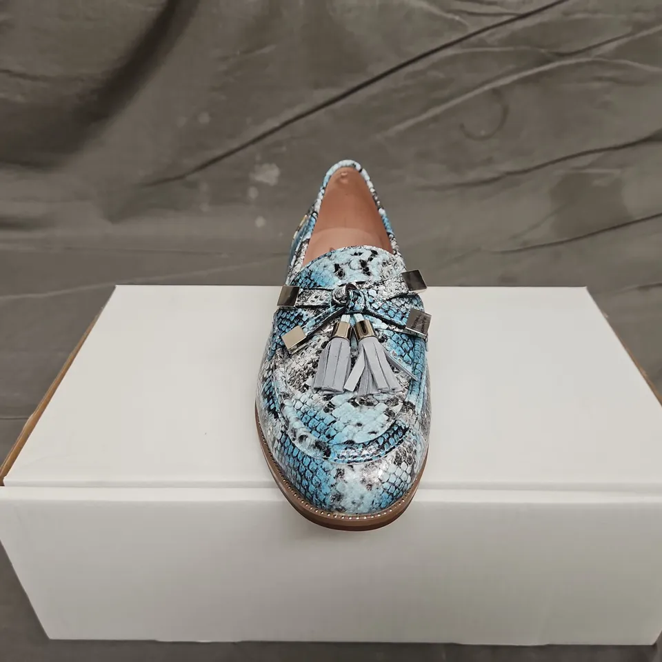 BOXED PAIR OF MODA IN PELLE TASSLE LOAFERS - UK SIZE 7