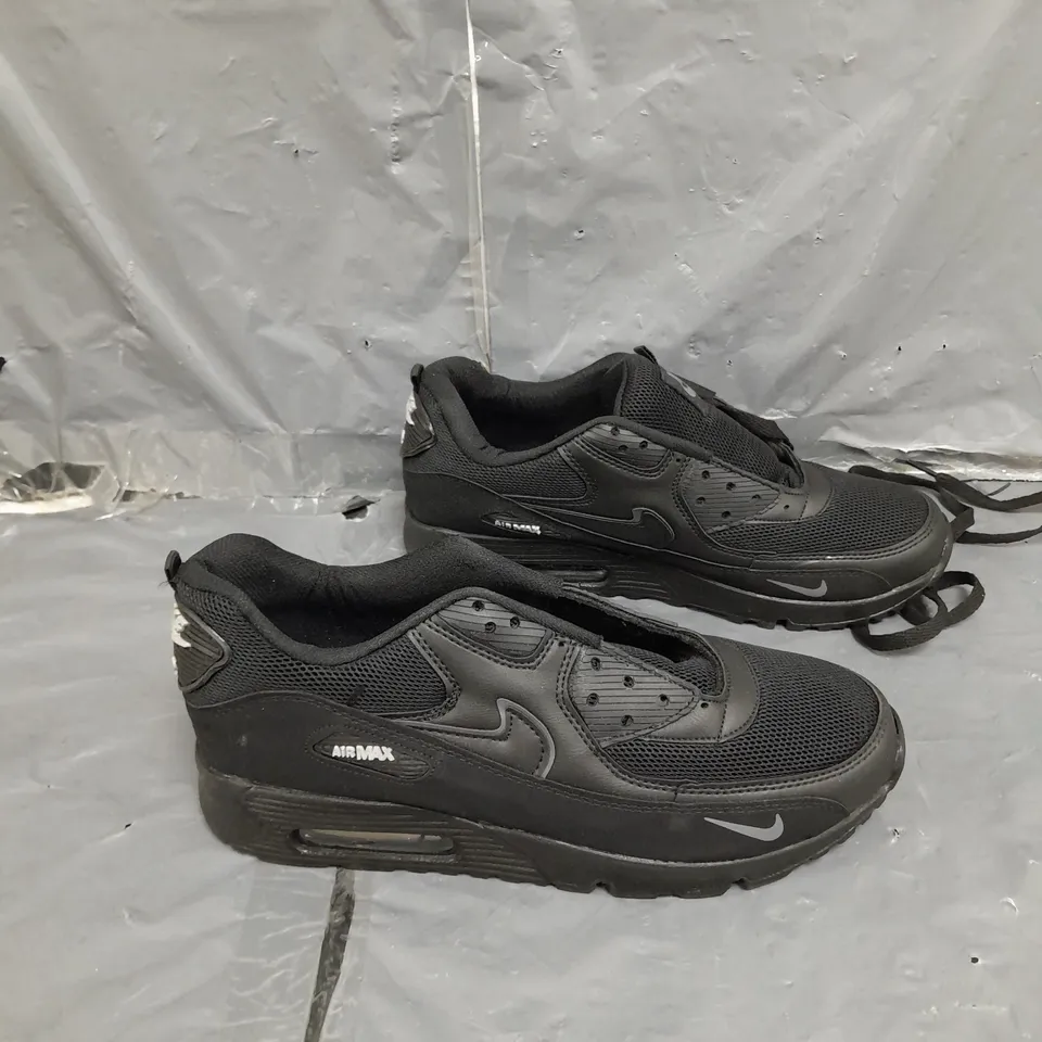 UNBOXED PAIR OF NIKE AIRMAX IN BLACK SIZE UK 8 