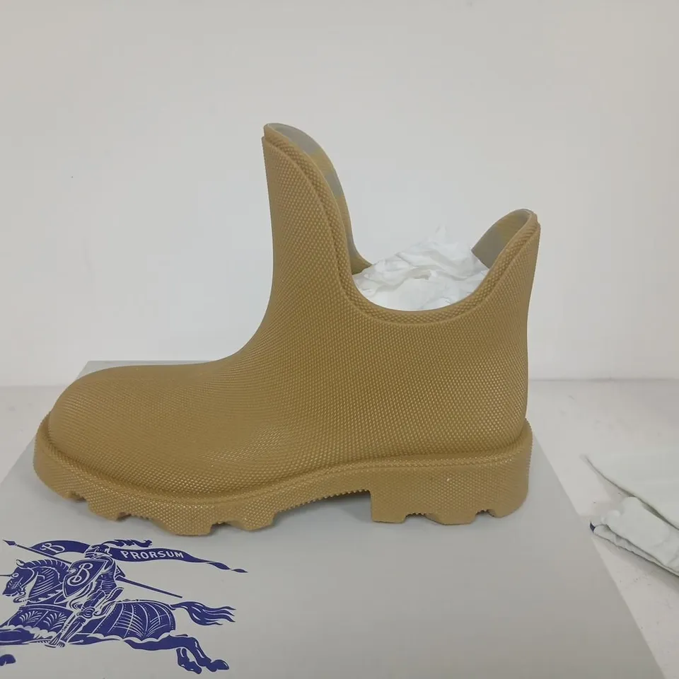 BURBERRY MANILLA CHELSEA BOOTS – UK 10 (EU 44)