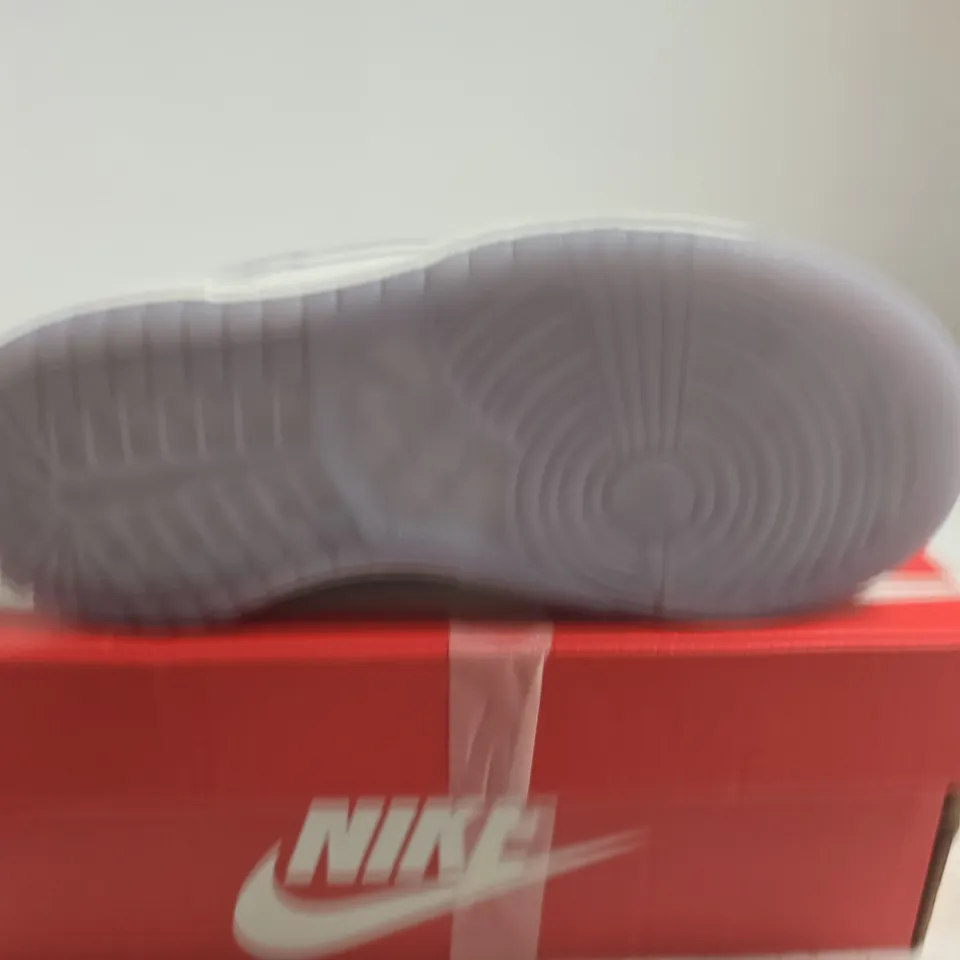 BOXED PAIR OF NIKE DUNK LOW KIDS' SNEAKERS –  UK 9.5