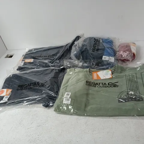 APPROXIMATELY 58 ASSORTED BRAND NEW REGATTA CLOTHING ITEMS IN VARIOUS SIZES, STYLES & COLOURS TO INCLUDE NITHSDALE, PACKET IT JKT III, BEAMZ, ETC
