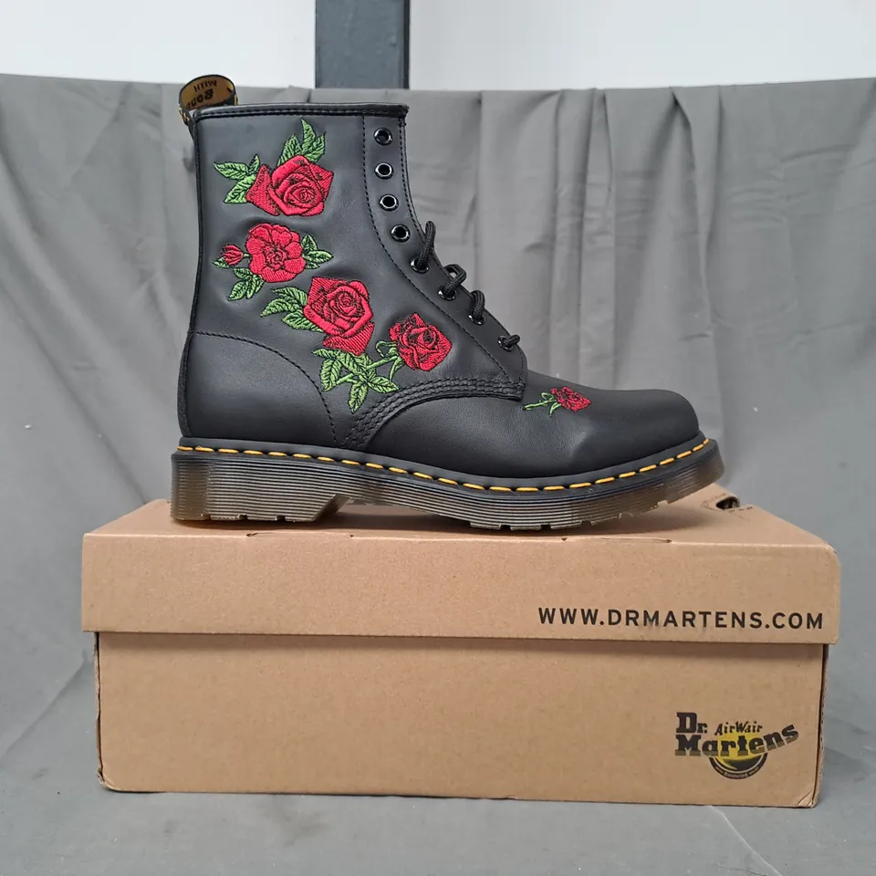 BOXED PAIR OF DR MARTENS 1460 VONDA BOOTS IN BLACK W. ROSE DESIGN UK SIZE 7