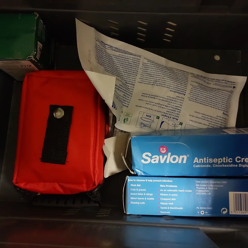 BOX OF APPROX 10 MEDICAL ITEMS TO INCLUDE FIRST AID KITS, KOOLPAK ICE PACK AND SAVLON CREAM